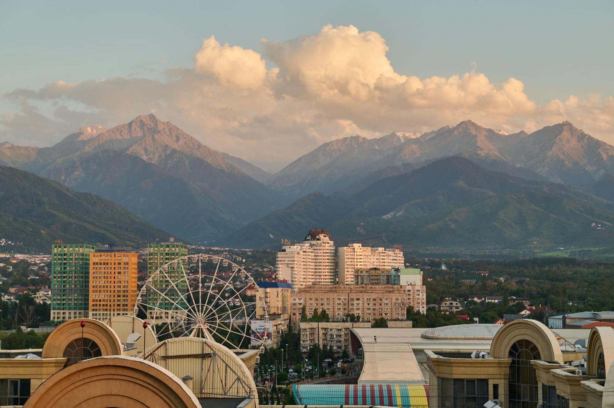 Five Business-Class Rooms In R-House Near Mega Center Almaty Eksteriør bilde