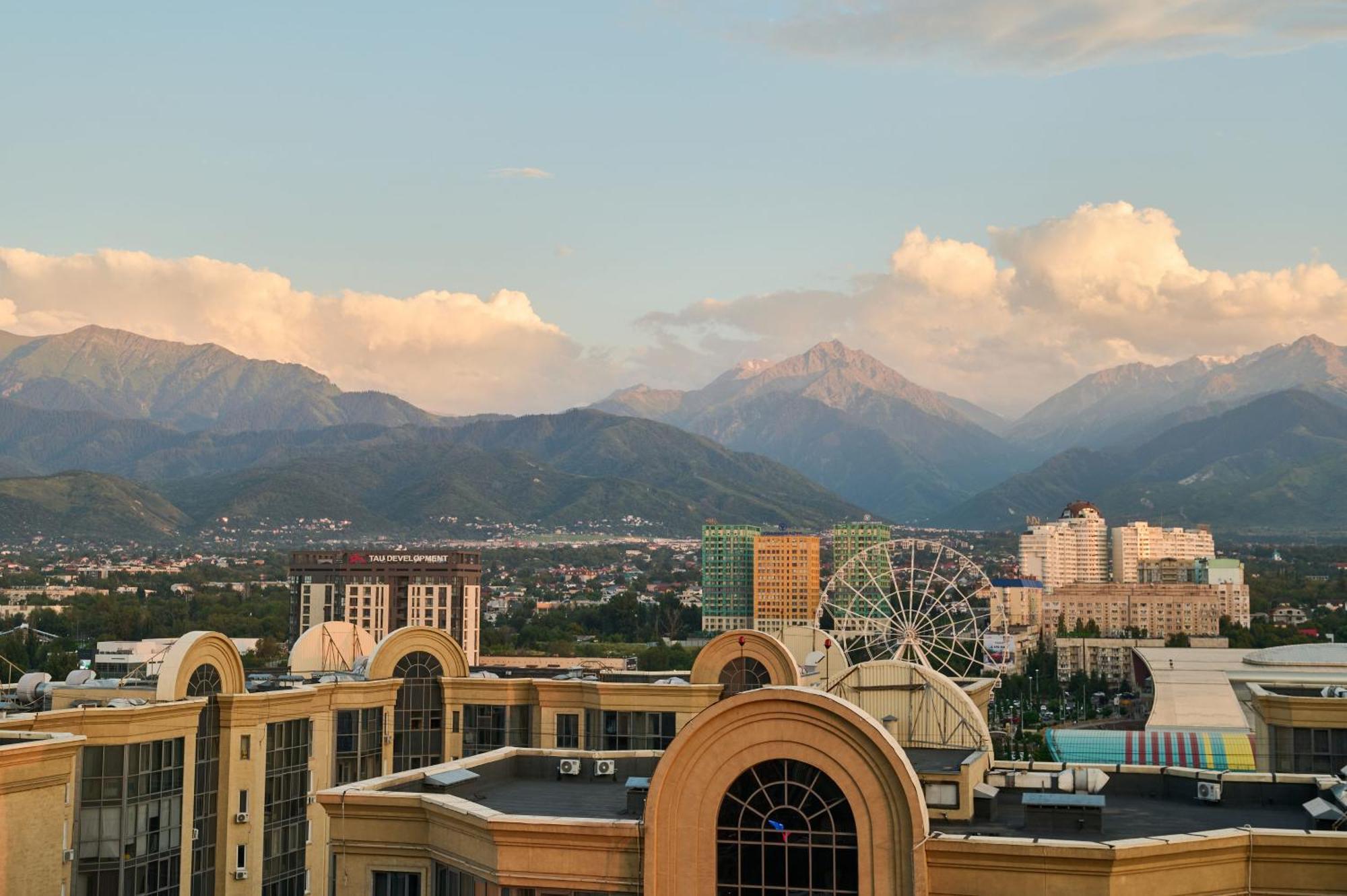 Five Business-Class Rooms In R-House Near Mega Center Almaty Eksteriør bilde